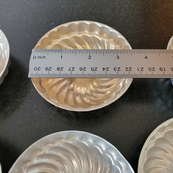 Set of 6 Vintage Tin Aluminum Swirled Jello/Cake Molds 3.5" x 1" - Picture 5 of 6